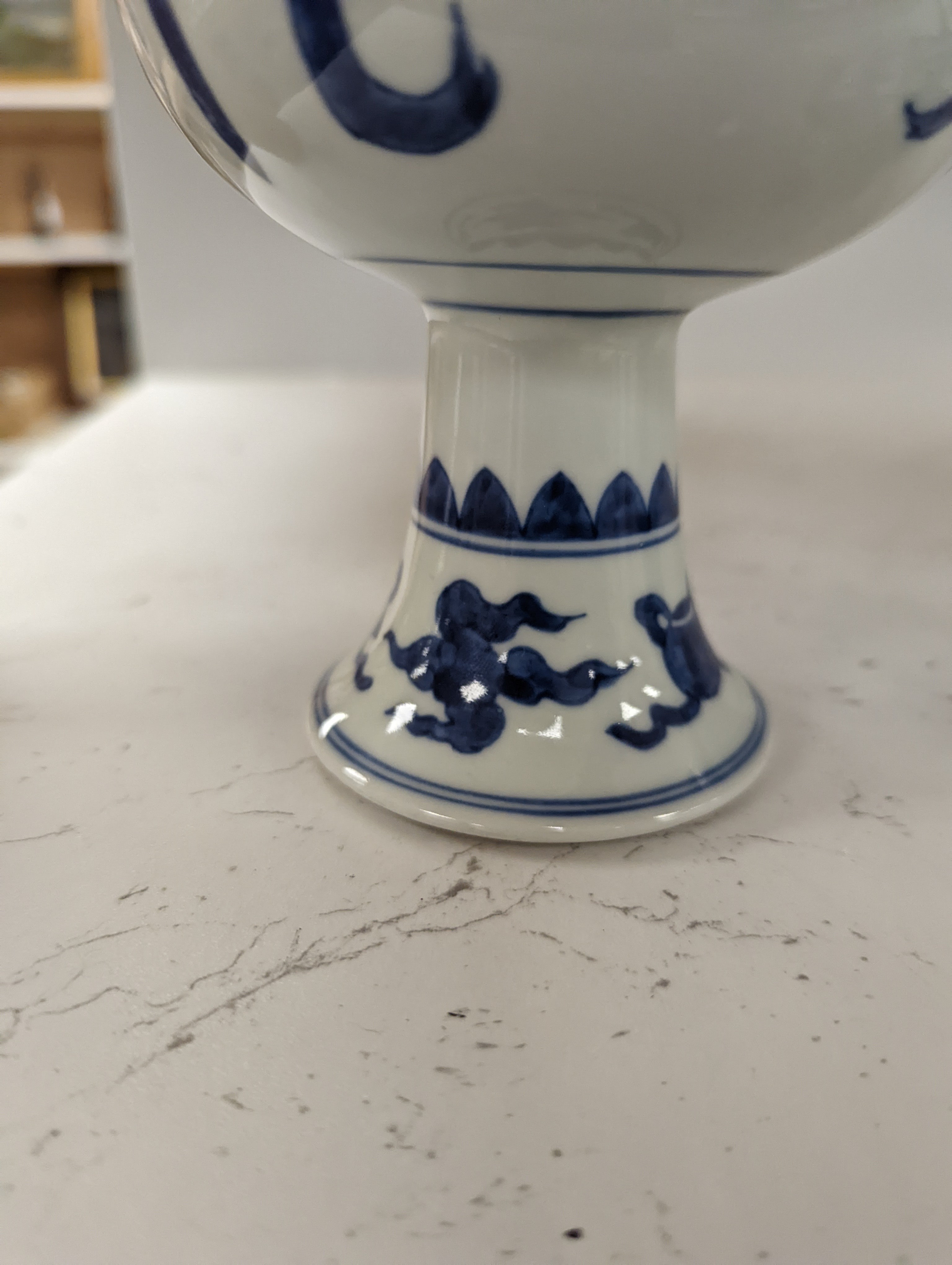 A Chinese blue and white pedestal vase 13cm